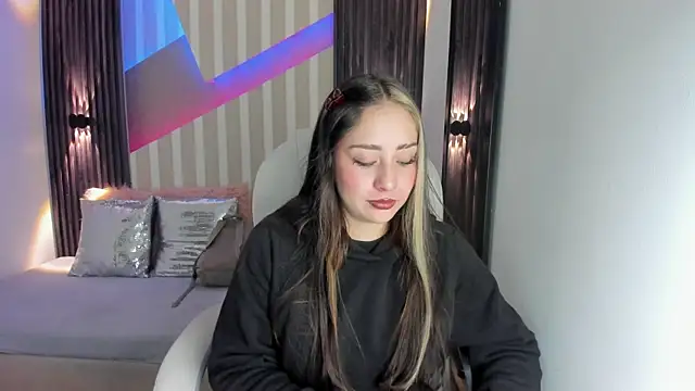 Snapshot of emily_layton chatting on October 16, 2025, 2:36 pm emily layton online show from October 16, 2025, 2:36 pm