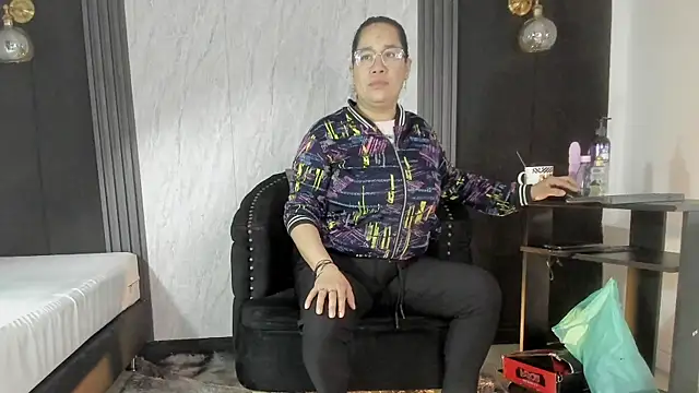 alondrabigtits online show from November 15, 2025, 11:58 am