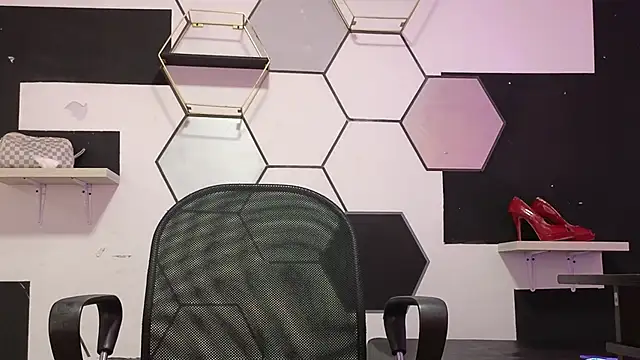 alondrabigtits online show from October 17, 2025, 11:12 am