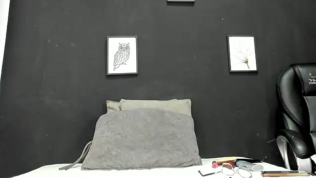 Snapshot of alondrabigtits chatting on February 5, 2026, 12:01 pm alondrabigtits online show from February 5, 2026, 12:01 pm