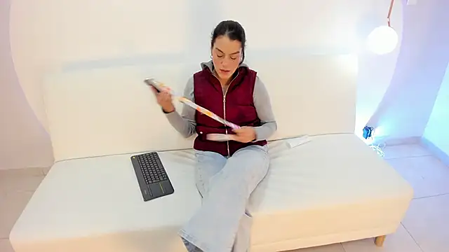 Ada Monroe10 online show from November 14, 2025, 1:48 pm