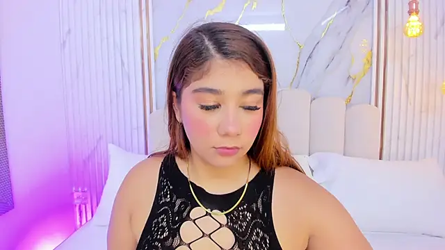 tifanyhills  online show from April 30, 2026, 8:27 pm