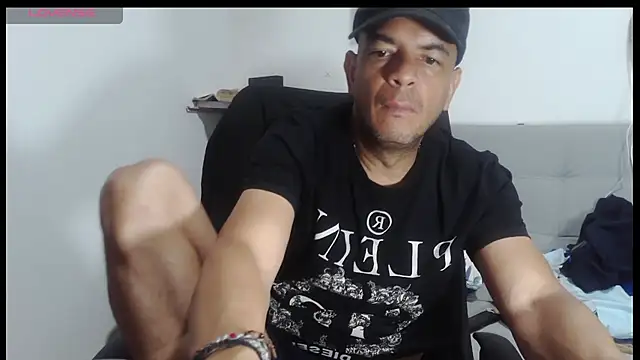 latinmartin73 online show from May 3, 2026, 3:44 am