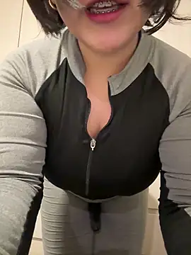 Snapshot of kittyfresita chatting on May 17, 2026, 7:52 am kittyfresita online show from May 17, 2026, 7:52 am