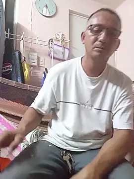 Snapshot of Andresguz35 chatting on November 3, 2025, 3:56 am Andresguz35 online show from November 3, 2025, 3:56 am