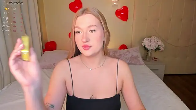 Emma  Leee online show from February 18, 2025, 12:59 am