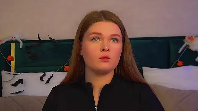 CrystalLyons online show from November 1, 2025, 6:08 am