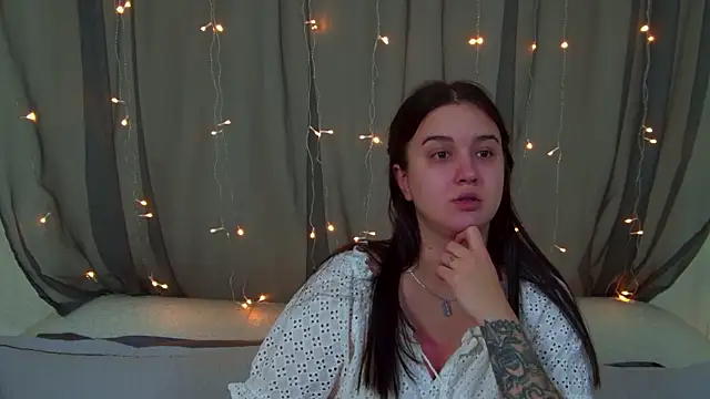 Snapshot of ChristinaMilton chatting on November 28, 2025, 6:30 pm ChristinaMilton online show from November 28, 2025, 6:30 pm