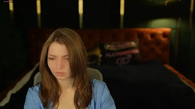 Michelle 054 online show from December 18, 2025, 5:06 pm