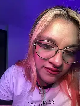 Snapshot of SophiaWeestt99 chatting on June 22, 2026, 3:25 am SophiaWeestt99 online show from June 22, 2026, 3:25 am