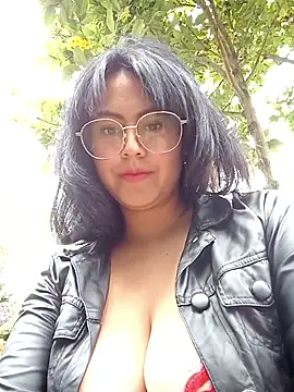 Snapshot of lara_moon25 chatting on October 10, 2025, 7:36 pm lara moon25 online show from October 10, 2025, 7:36 pm