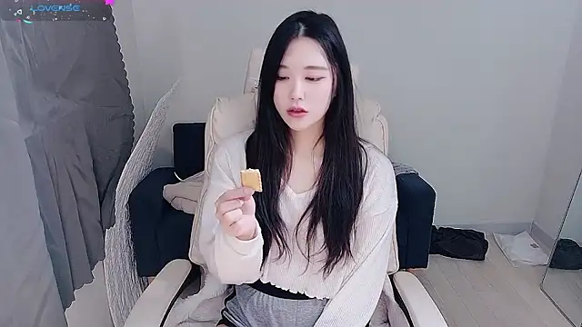 Snapshot of who_Lilly chatting on December 4, 2025, 12:04 pm who Lilly online show from December 4, 2025, 12:04 pm