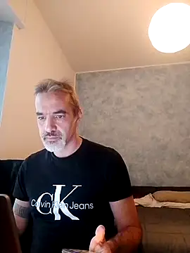 Snapshot of Marcolino183 chatting on December 18, 2024, 3:22 pm Marcolino183 online show from December 18, 2024, 3:22 pm