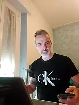 Snapshot of Marcolino183 chatting on January 31, 2025, 2:07 pm Marcolino183 online show from January 31, 2025, 2:07 pm