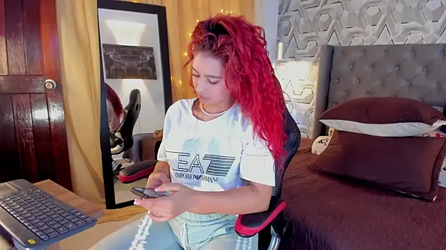 Snapshot of Sophiee_Hill chatting on September 18, 2025, 11:08 pm Sophiee Hill online show from September 18, 2025, 11:08 pm