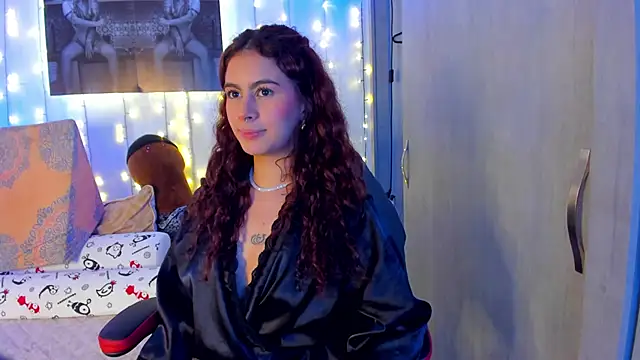 Snapshot of Sophiee_Hill chatting on March 18, 2025, 8:50 am Sophiee Hill online show from March 18, 2025, 8:50 am