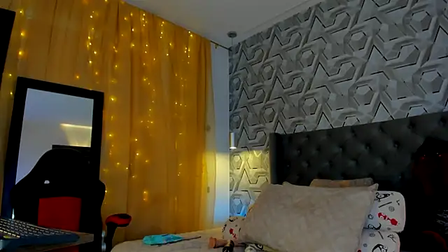 Snapshot of Sophiee_Hill chatting on September 12, 2025, 9:03 pm Sophiee Hill online show from September 12, 2025, 9:03 pm