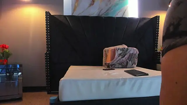 MAHIASMITH13 online show from December 15, 2025, 1:06 pm