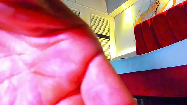 MAISE HILL1 online show from October 17, 2025, 1:24 pm