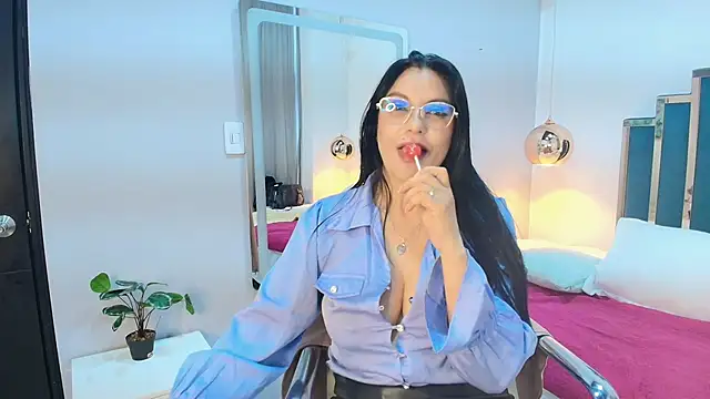 Snapshot of Zuzana21 chatting on July 28, 2026, 4:39 pm Zuzana21 online show from July 28, 2026, 4:39 pm