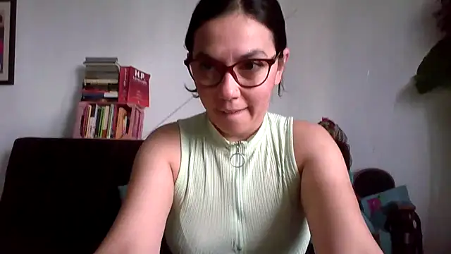 Snapshot of Tiramisu89 chatting on October 17, 2025, 8:32 pm Tiramisu89 online show from October 17, 2025, 8:32 pm