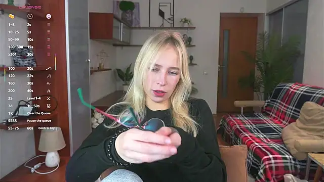 LynetBurby online show from October 24, 2025, 4:28 pm