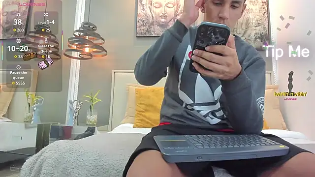 Snapshot of kieran_derek chatting on November 18, 2025, 3:32 am kieran derek online show from November 18, 2025, 3:32 am