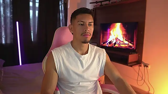 Aaronfox x online show from May 5, 2026, 2:42 pm