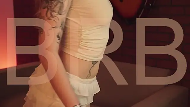 Snapshot of EllieCutes chatting on November 2, 2025, 8:19 am EllieCutes online show from November 2, 2025, 8:19 am