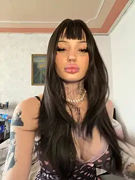 madelinexx online show from May 4, 2026, 12:19 pm