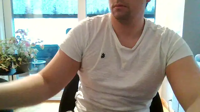 Snapshot of aleksergira chatting on February 3, 2025, 8:24 am aleksergira online show from February 3, 2025, 8:24 am