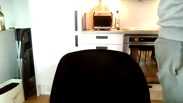 Snapshot of aleksergira chatting on December 11, 2024, 10:47 am aleksergira online show from December 11, 2024, 10:47 am