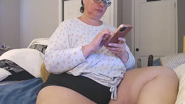 Snapshot of LauLauPAWG chatting on June 16, 2026, 12:32 am LauLauPAWG online show from June 16, 2026, 12:32 am
