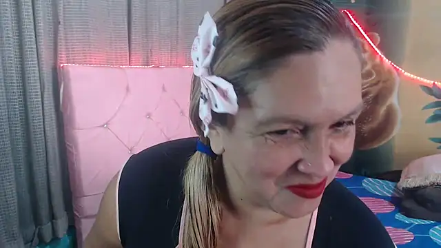 Snapshot of mom_son_dirty chatting on November 1, 2025, 1:49 pm mom son dirty online show from November 1, 2025, 1:49 pm