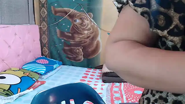 Snapshot of mom_son_dirty chatting on December 14, 2025, 2:44 pm mom son dirty online show from December 14, 2025, 2:44 pm