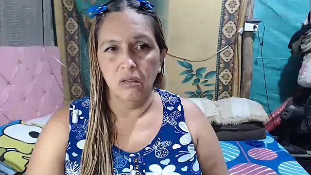 Snapshot of mom_son_dirty chatting on December 3, 2025, 10:42 pm mom son dirty online show from December 3, 2025, 10:42 pm