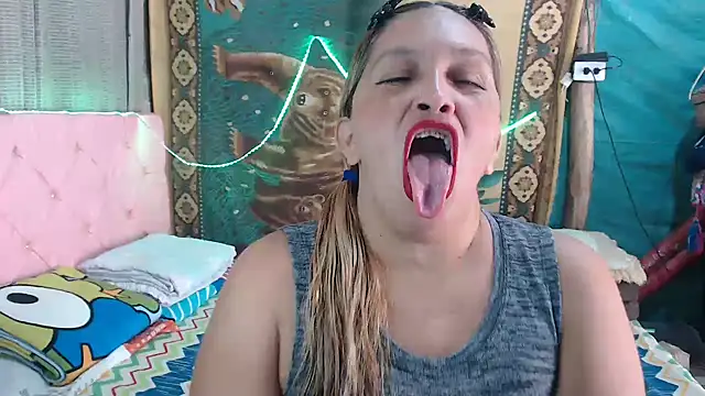 Snapshot of mom_son_dirty chatting on November 5, 2025, 2:20 pm mom son dirty online show from November 5, 2025, 2:20 pm