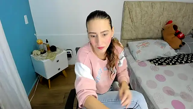 Snapshot of RachelJones_ chatting on April 11, 2026, 5:04 am RachelJones online show from April 11, 2026, 5:04 am