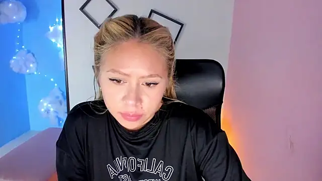Snapshot of ConstansBlonde chatting on October 3, 2025, 8:21 pm ConstansBlonde online show from October 3, 2025, 8:21 pm