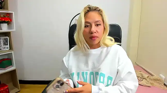 Snapshot of ConstansBlonde chatting on January 20, 2025, 11:21 pm ConstansBlonde online show from January 20, 2025, 11:21 pm
