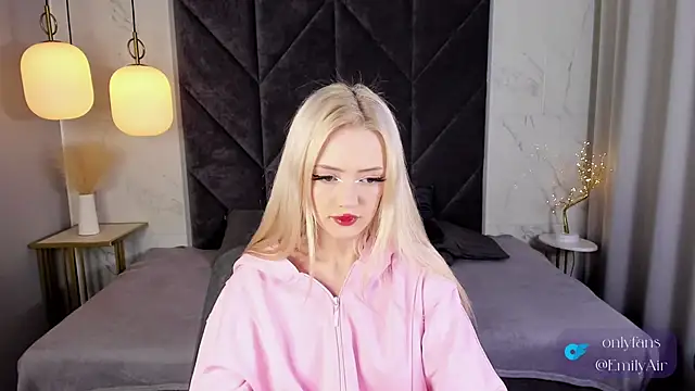 EmilyAir online show from November 8, 2025, 4:43 pm