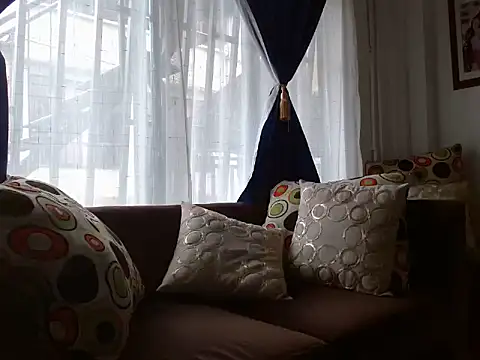 Snapshot of Alina_Saenz chatting on March 21, 2025, 6:29 pm Alina Saenz online show from March 21, 2025, 6:29 pm