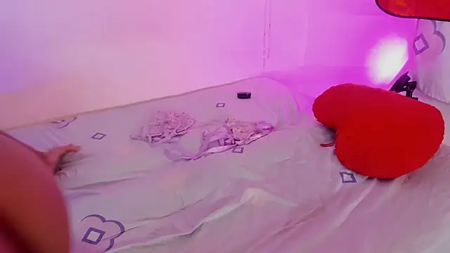 Snapshot of LoveBirds__1 chatting on December 13, 2025, 8:04 pm LoveBirds 1 online show from December 13, 2025, 8:04 pm