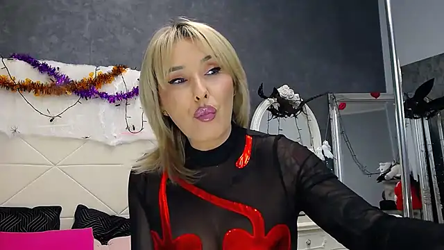 IssaSmith online show from November 12, 2025, 7:23 am