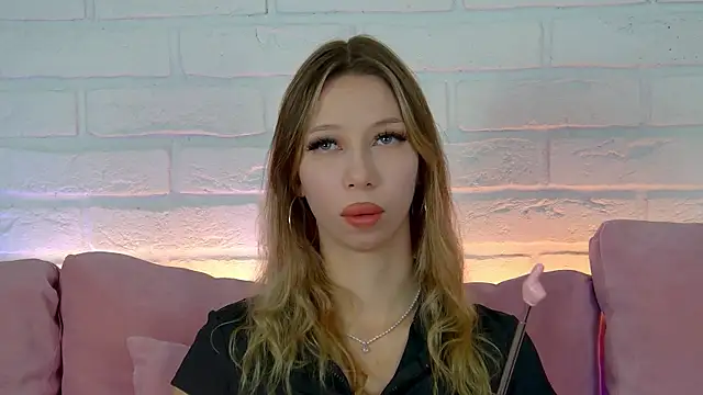 MaliaLandre online show from September 29, 2025, 4:45 pm