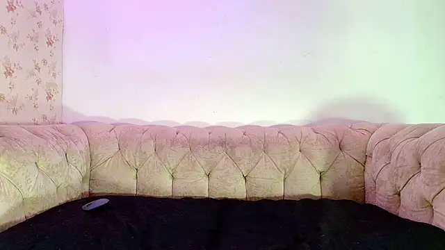 kira mz online show from October 10, 2025, 12:06 pm