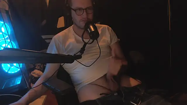 Snapshot of chicostick413 chatting on November 29, 2025, 4:01 am chicostick413 online show from November 29, 2025, 4:01 am