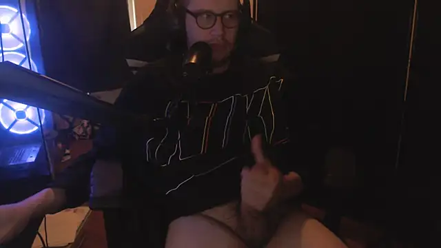 Snapshot of chicostick413 chatting on November 6, 2025, 3:16 pm chicostick413 online show from November 6, 2025, 3:16 pm