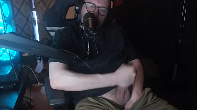 chicostick413 online show from April 15, 2026, 9:37 pm