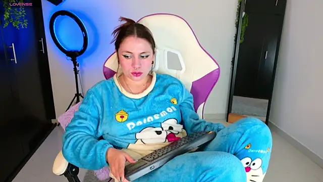 Snapshot of GilaKat chatting on October 13, 2025, 5:42 am GilaKat online show from October 13, 2025, 5:42 am